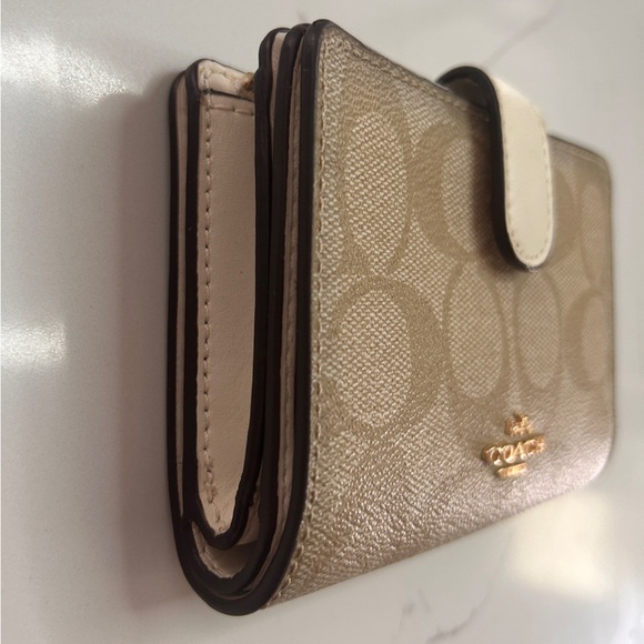 Coach Corner Zip Wallet in Signature- Like New - Picture 4 of 16